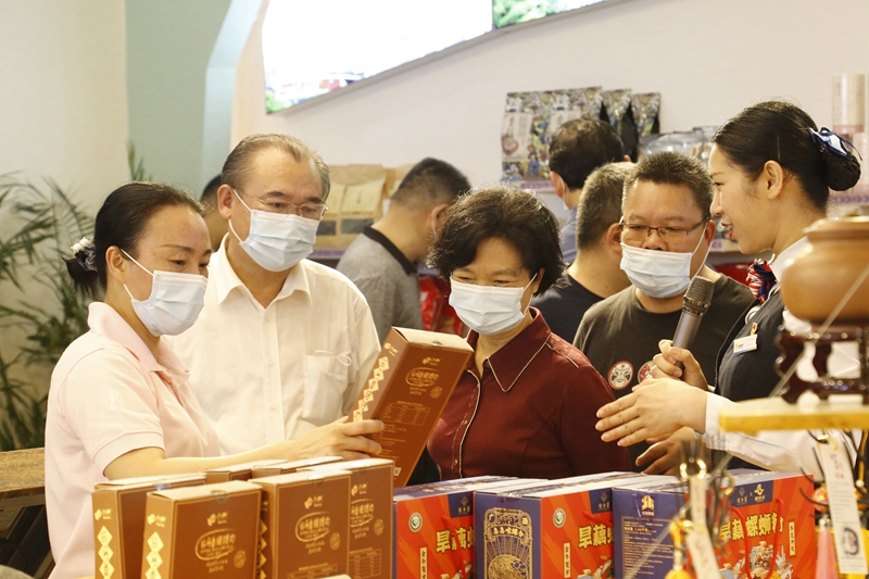 10.參觀那馬服務(wù)區(qū)扶貧產(chǎn)品展銷廳，此為廣西高速公路第一家扶貧產(chǎn)品展銷廳.JPG
