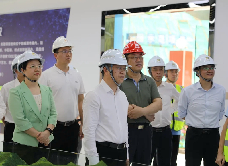 譚丕創（左二）、唐軼昂（左一）聽取項目情況介紹.jpg
